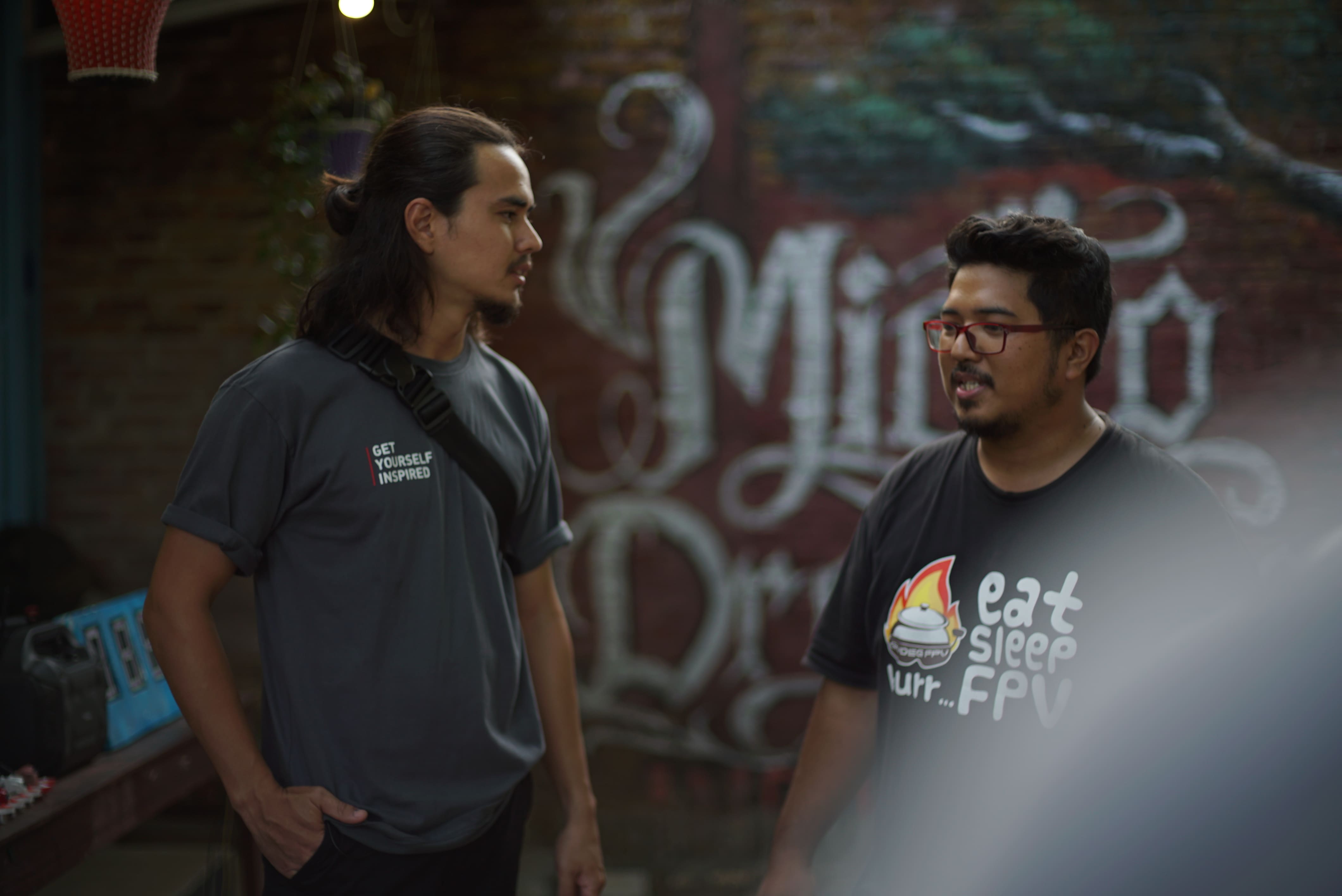 John Schaap dan Fernando sedang mengobrol mengenai drone