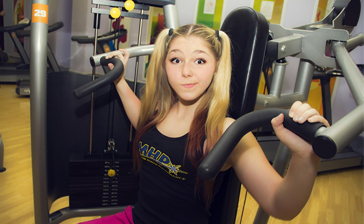 Nggak kuat angkat beban? Malu sama cewek ini!