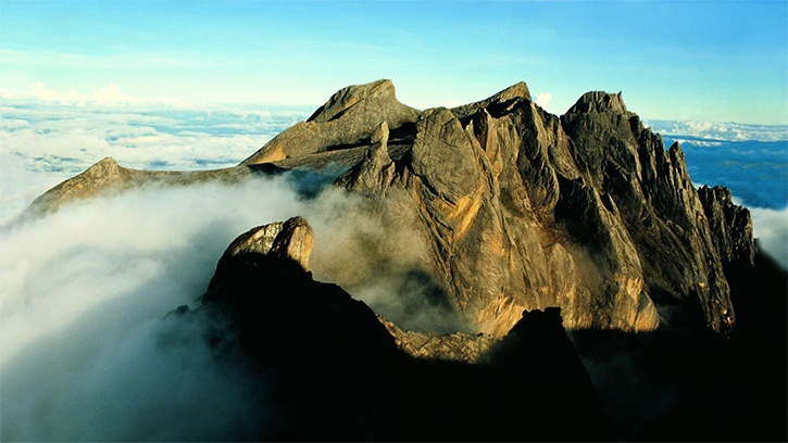 Menjelajahi Gunung Tertinggi di Malaysia