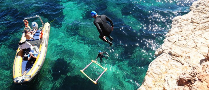 Berani Terjun Bebas dari Terbing Tinggi? Cobain Cliff Diving Ibiza Satu ini!