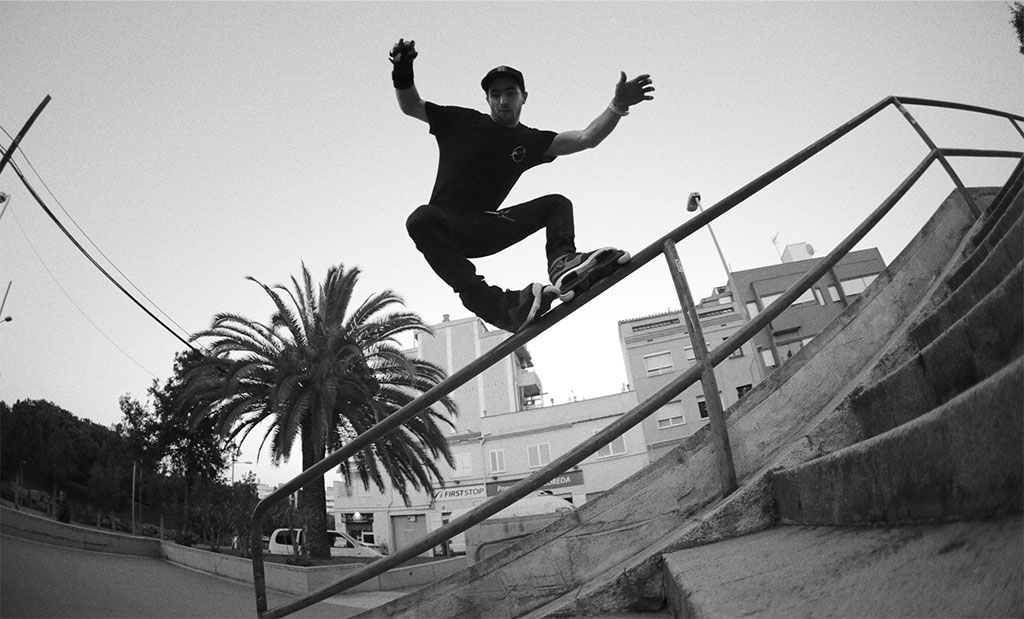 Meluncur ala Air Gear Pakai Sepatu Roda Elektrik