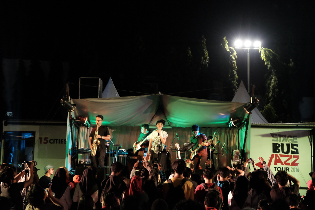 Unjuk Kebolehan Fotografi Di Stage Bus Jazz Tour 2016 Surabaya