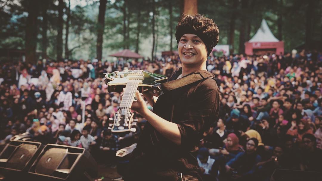 Ngobrol bareng Denny Chasmala: Si Hobi Bermusik Sejak Kecil