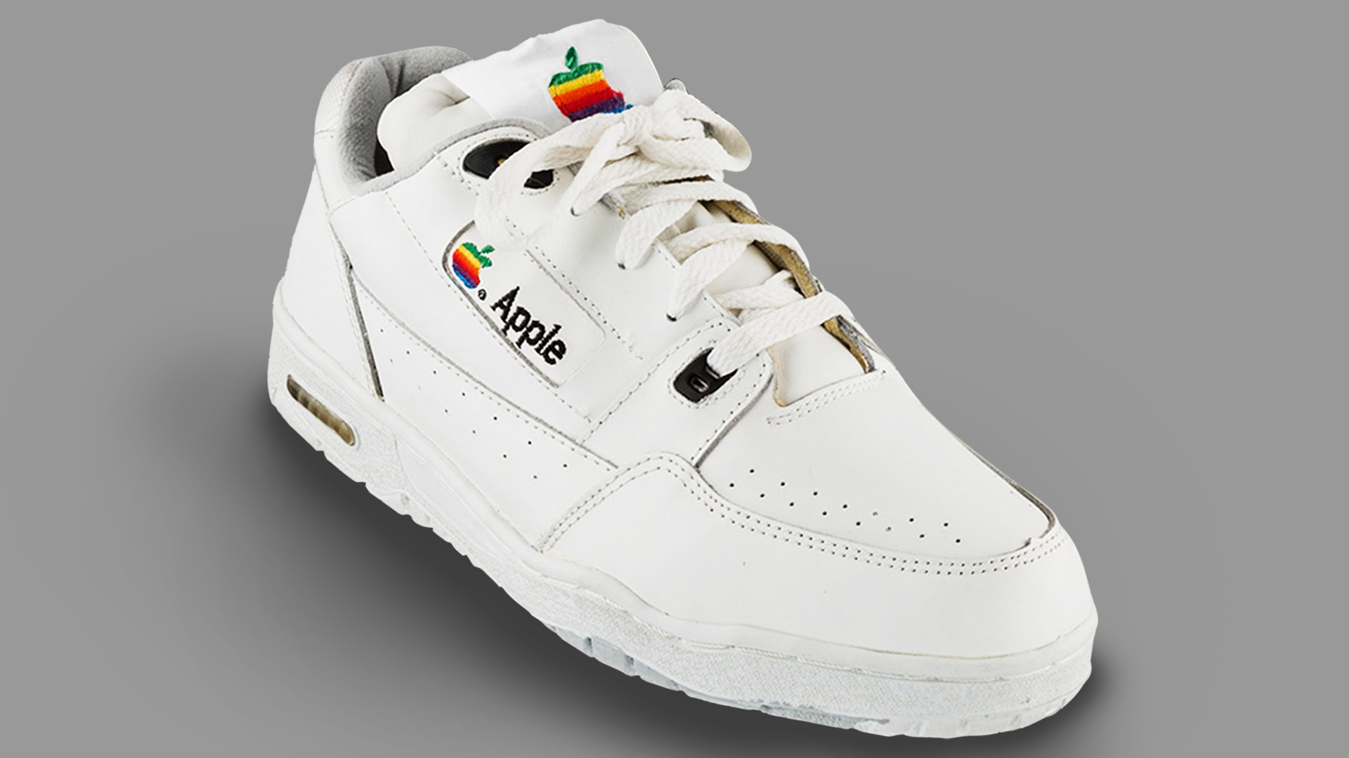 Sneakers Apple Dilelang Rp 400 juta