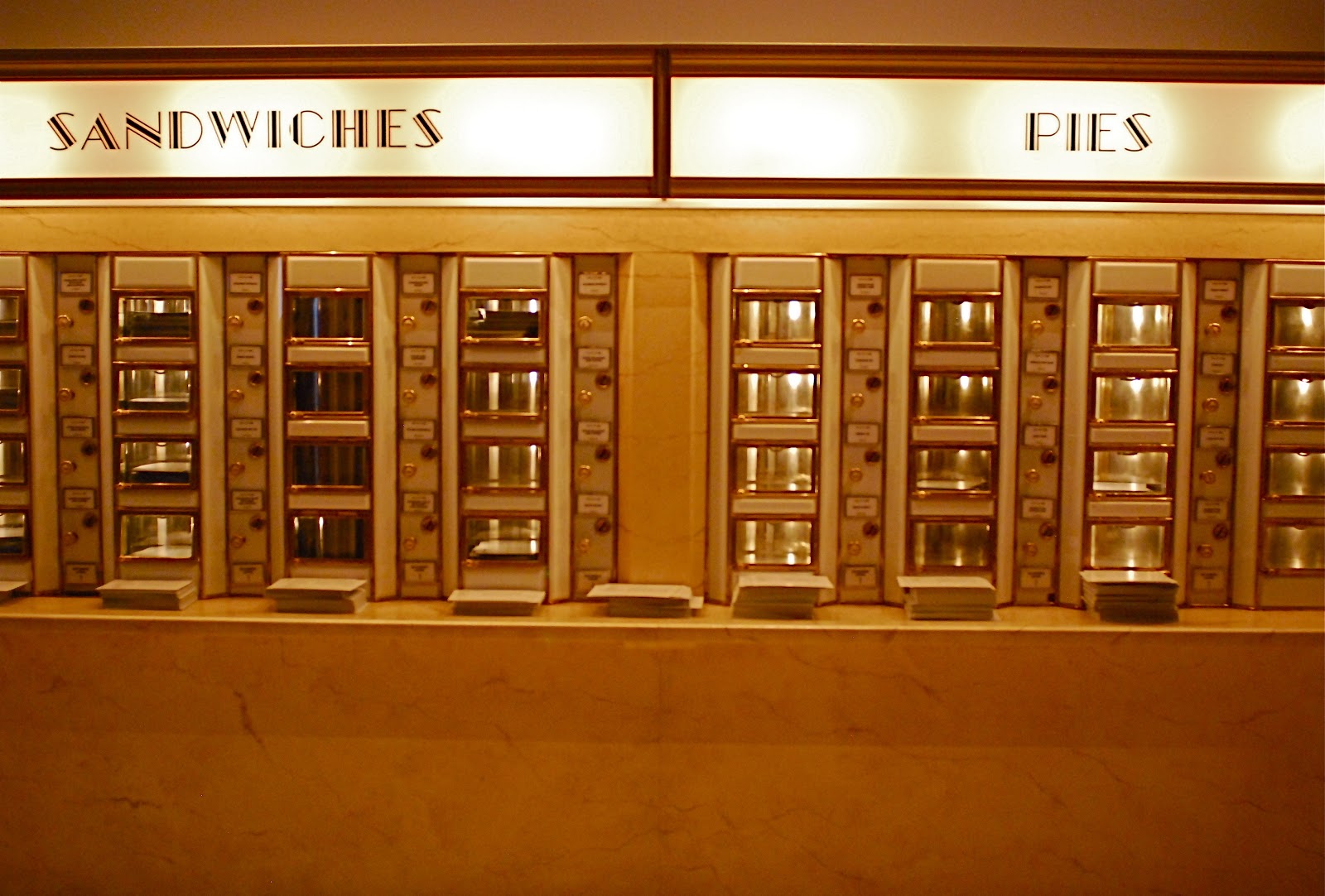 Buku Ini Akan Mengajak Lo Menyusuri Sejarah Restoran di New York