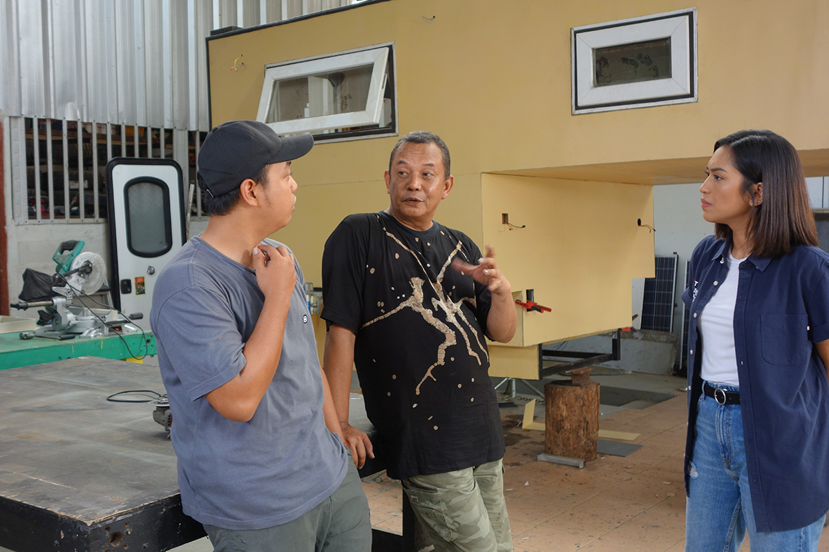 Founder & Co-founder Samarauke Adventure sedang mengobrol di workshop mereka