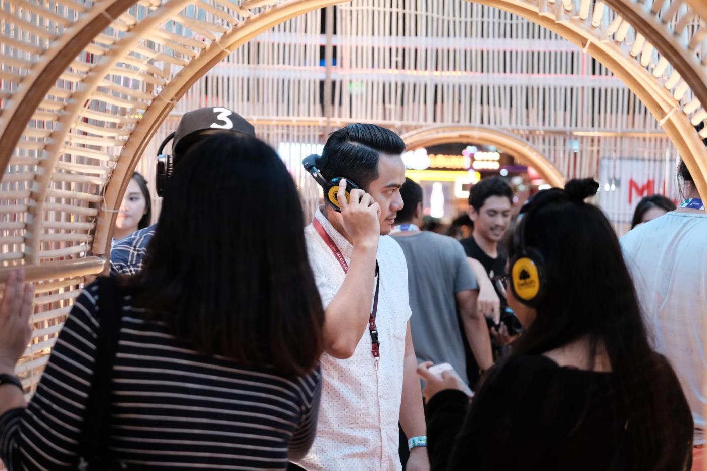 Silent Disco Di Hutan Rotan Dengan Suasana Retro