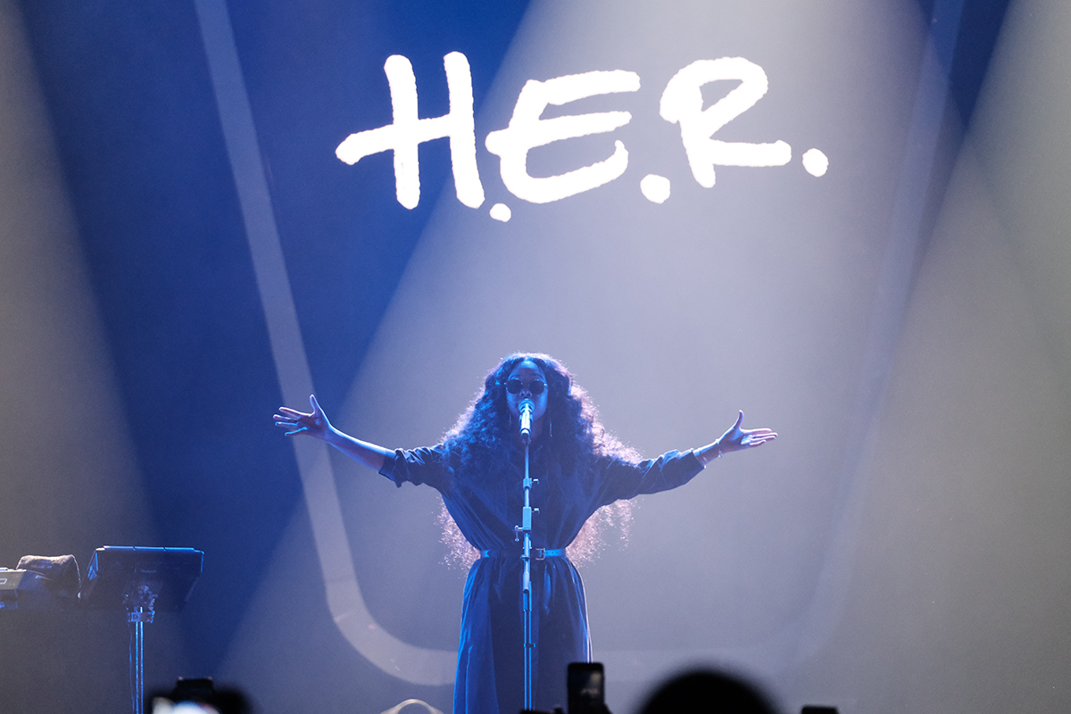 H.E.R MENYIHIR RIBUAN PASANG MATA DI JAVA JAZZ FESTIVAL 2019 HARI PERTAMA