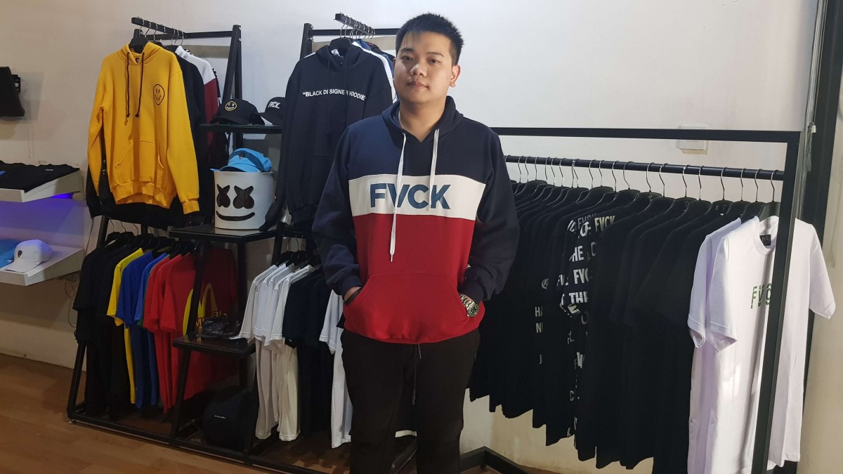  Edward berfoto dengan apparel For Very Courageous Kids yang siap dijual