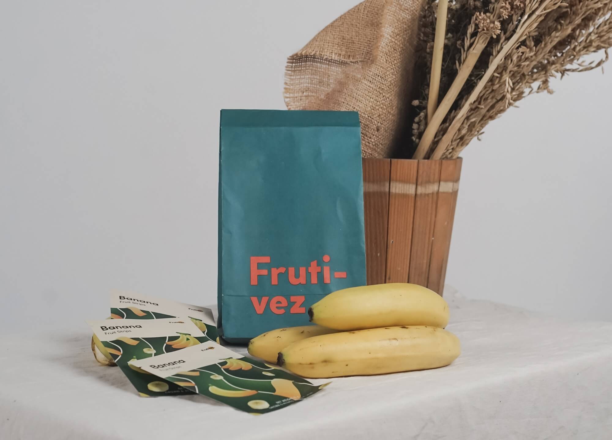 Tekstur renyah dan crispy dari fruit strips ini akan membuat lo berasa di tropical paradise