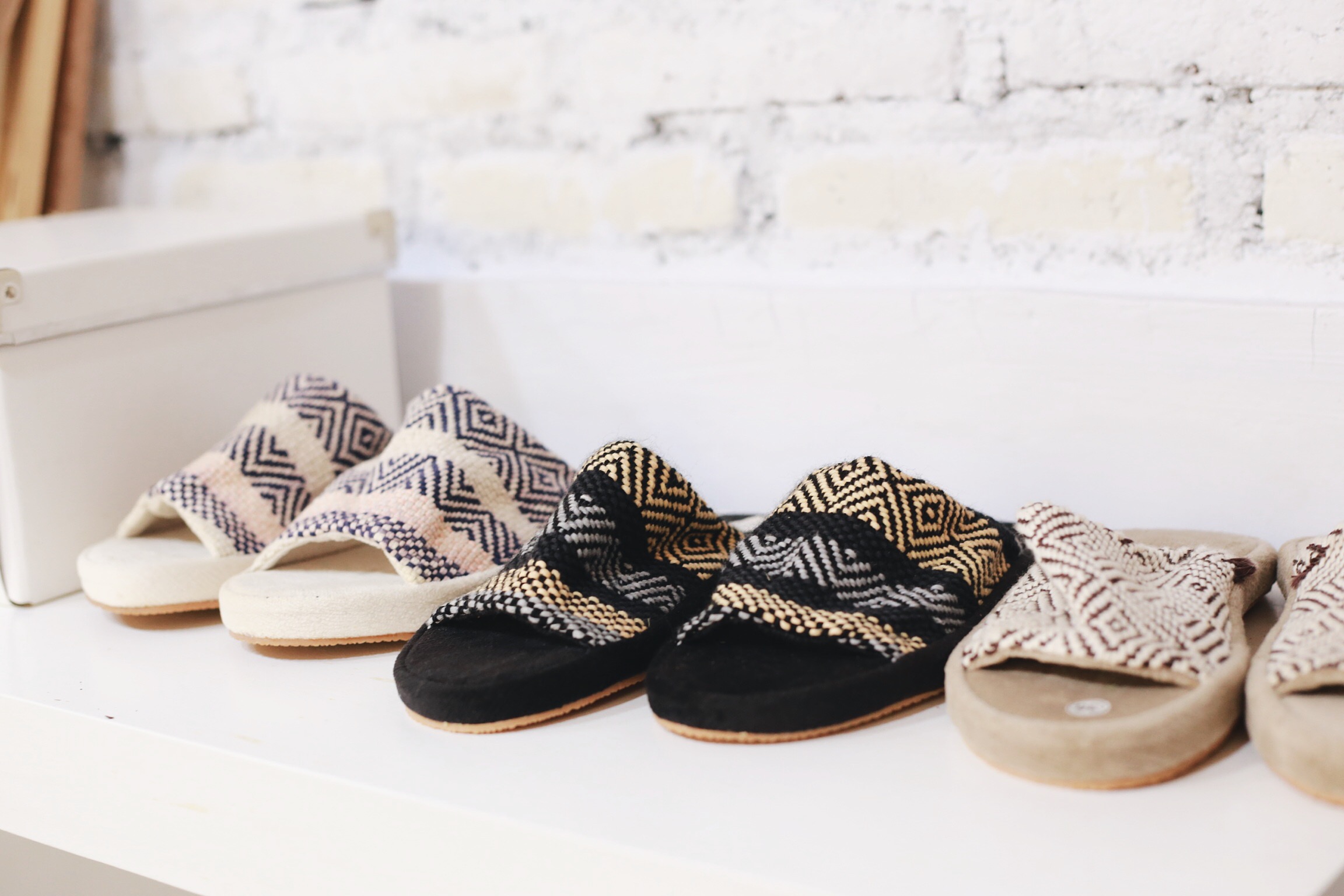 Modern Living Dengan Tenun Khas Indonesia