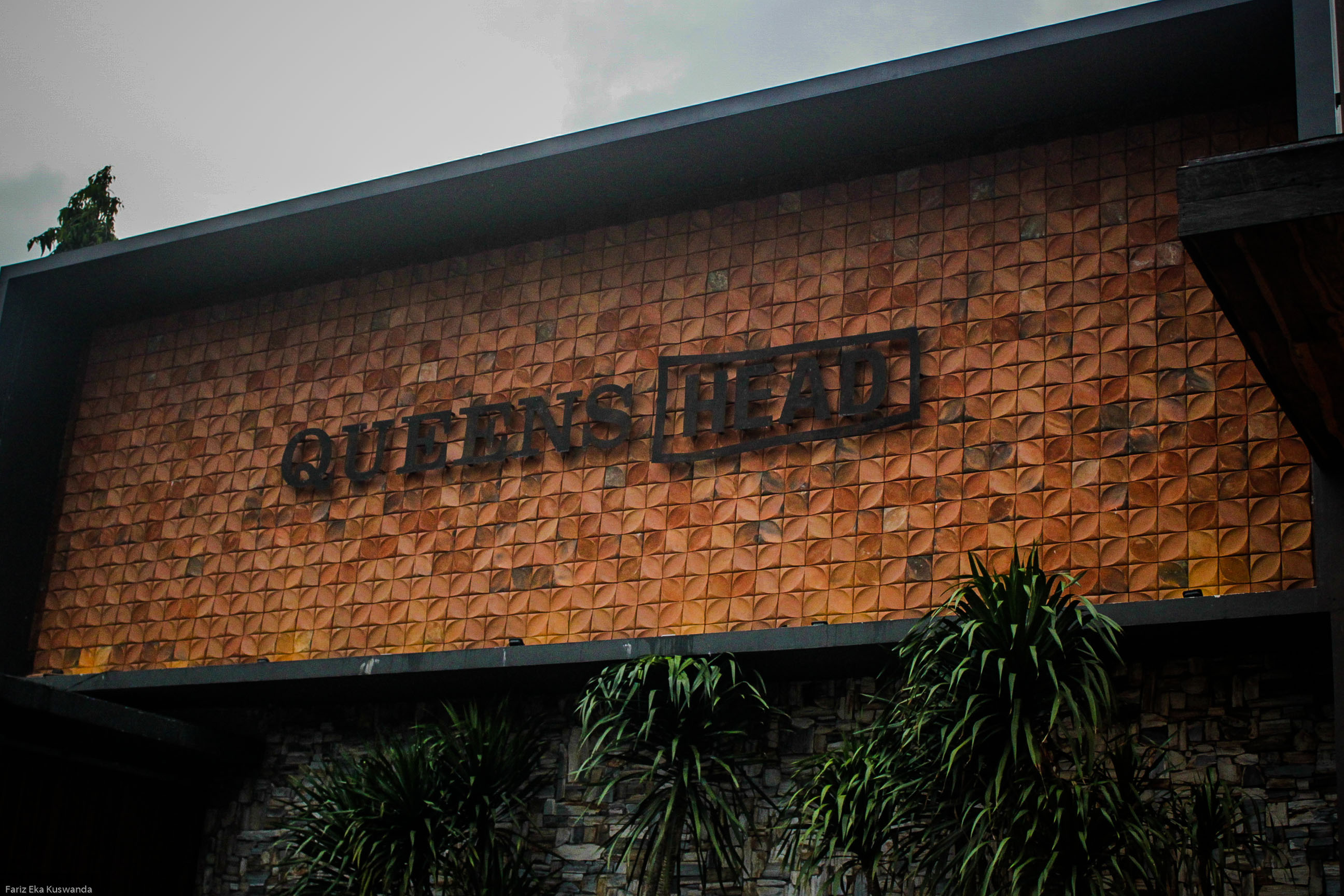Menghabiskan Malam di Queens Head