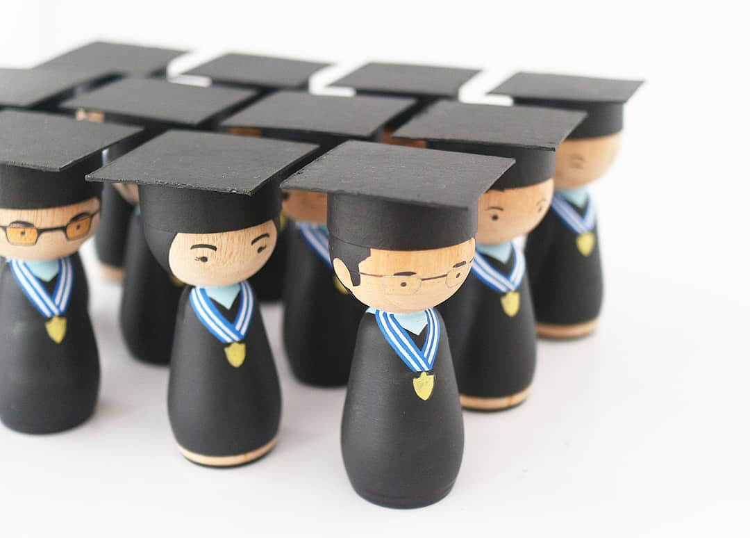 Produknya bisa untuk souvenir wisuda, perpisahan, hingga anniversary.