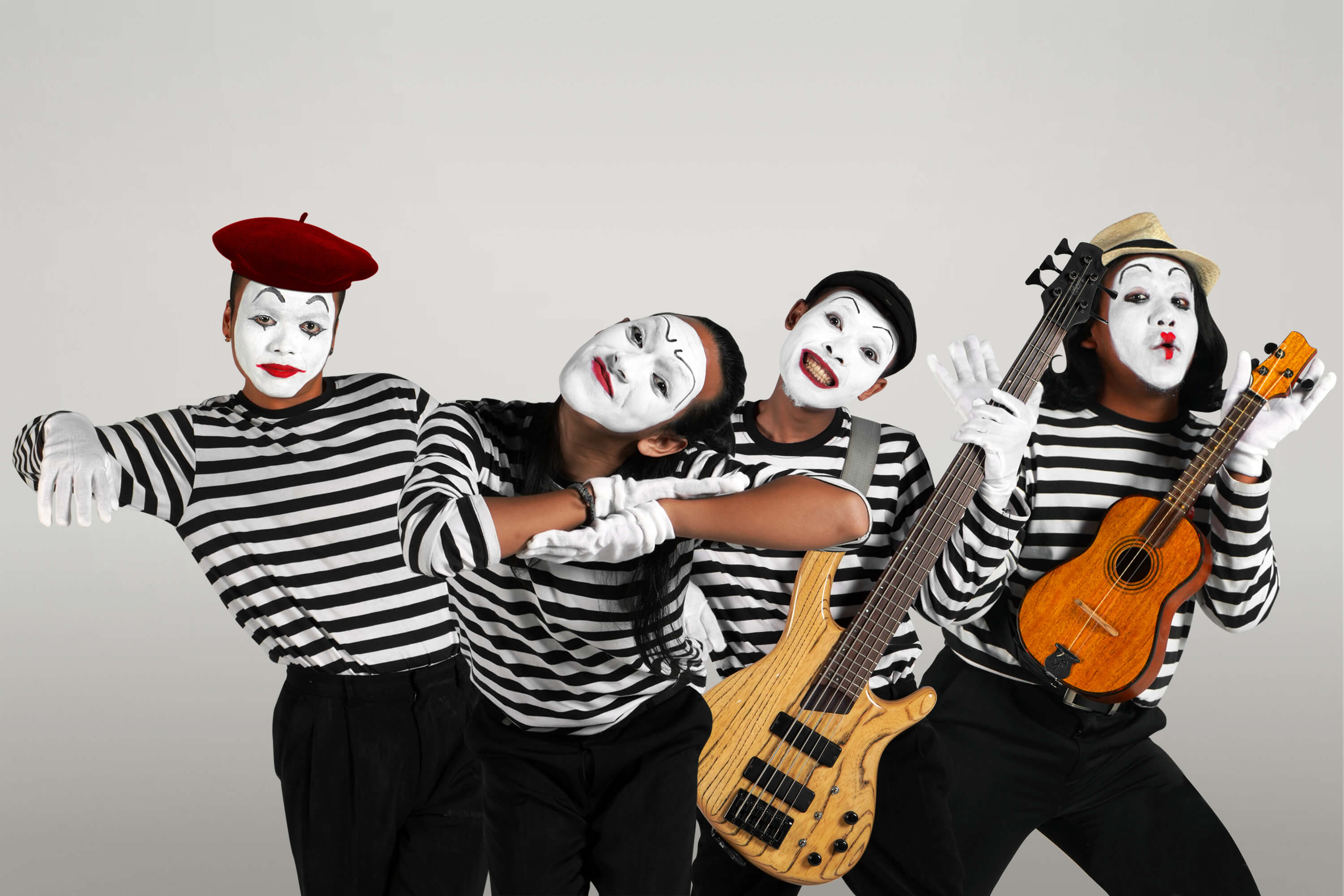 Kerontjong VOC, Kolaborasi Musik Keroncong Kontemporer dengan Seni Pantomim