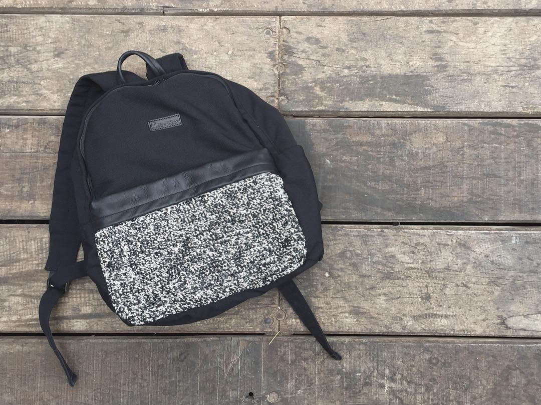 Tas punggung unisex kombinasi dari rajutan limbah plastik, kain katun, dan kulit (sumber: instagram @kreskros.id)