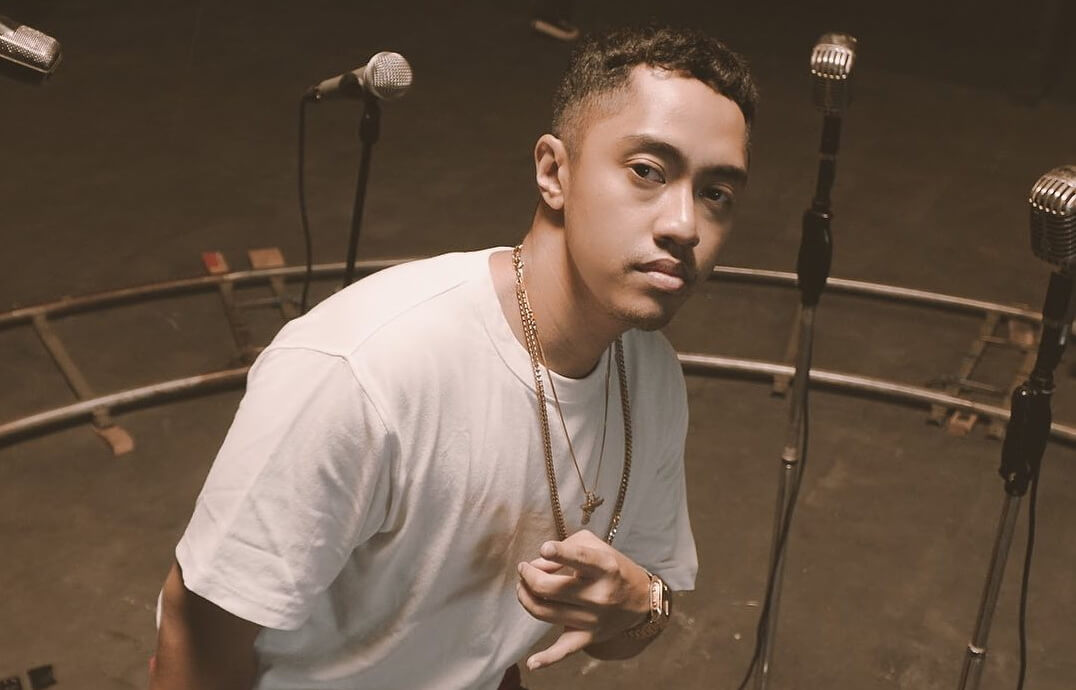 Laze mengaku belum berencana untuk mencampur bahasa Indonesia dan bahasa Inggris di lagunya