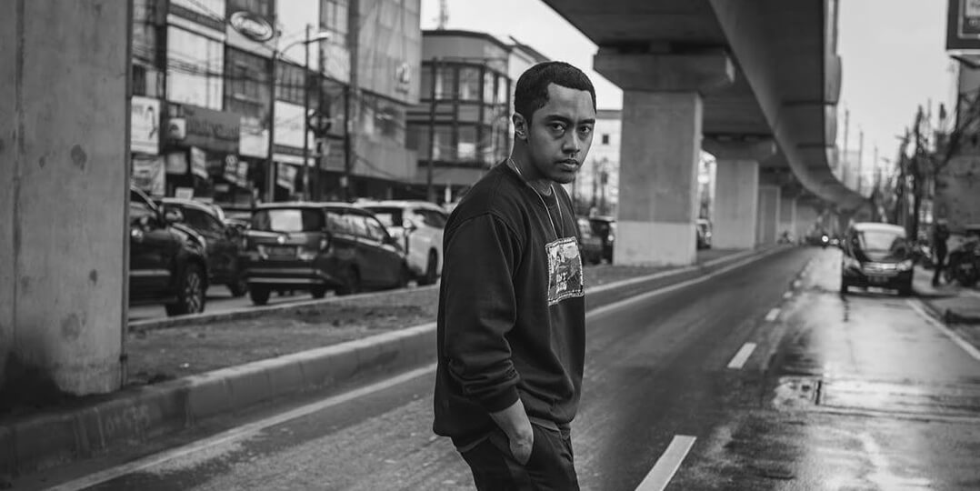 Kebanyakan karya-karya Laze lahir dari pengamatannya tentang keadaan sosial ekonomi yang sedang terjadi