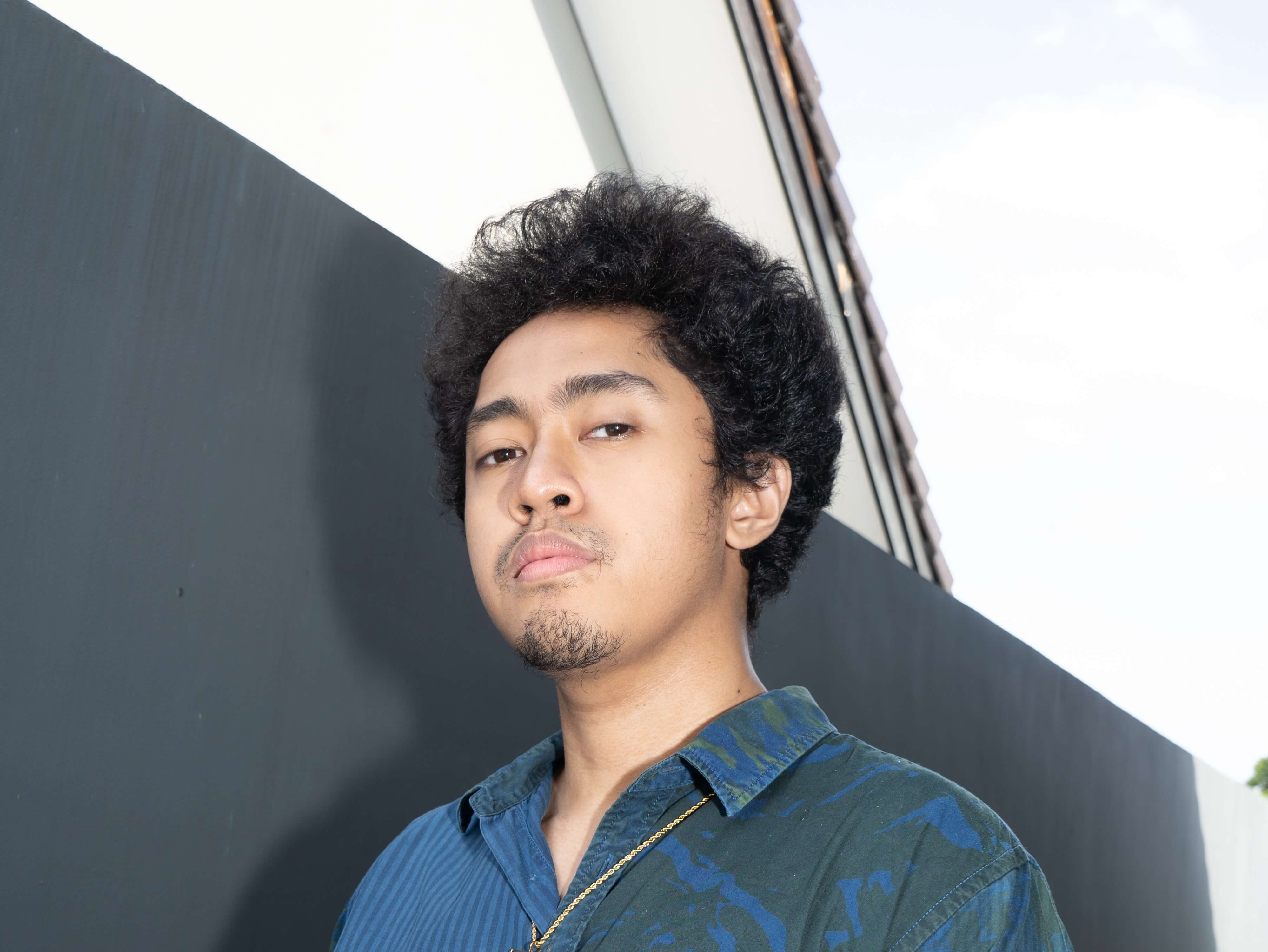 Pemilihan kata yang cerdas dan mudah dicerna adalah ciri khas Laze