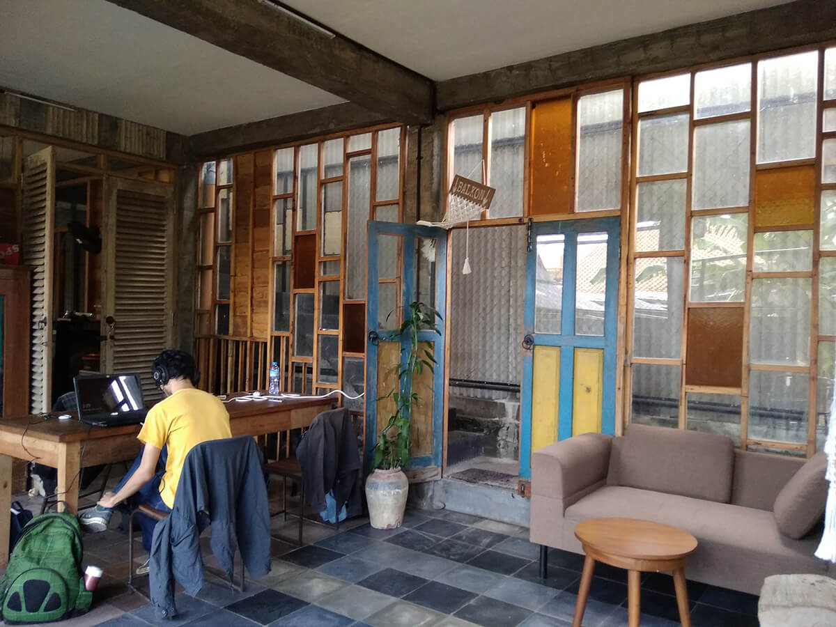 Nyaman dan tenang cocok dijadikan tempat ngopi dan berkumpul bersama teman teman