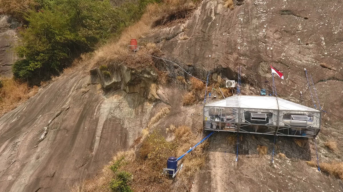 Uji Nyali Lo dengan Menginap di Hotel Gantung Ini!