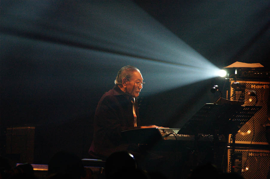 Kolaborasi &quot;Kedamaian&quot; Bubi Chen dan Kecapi Suling Mang Uking