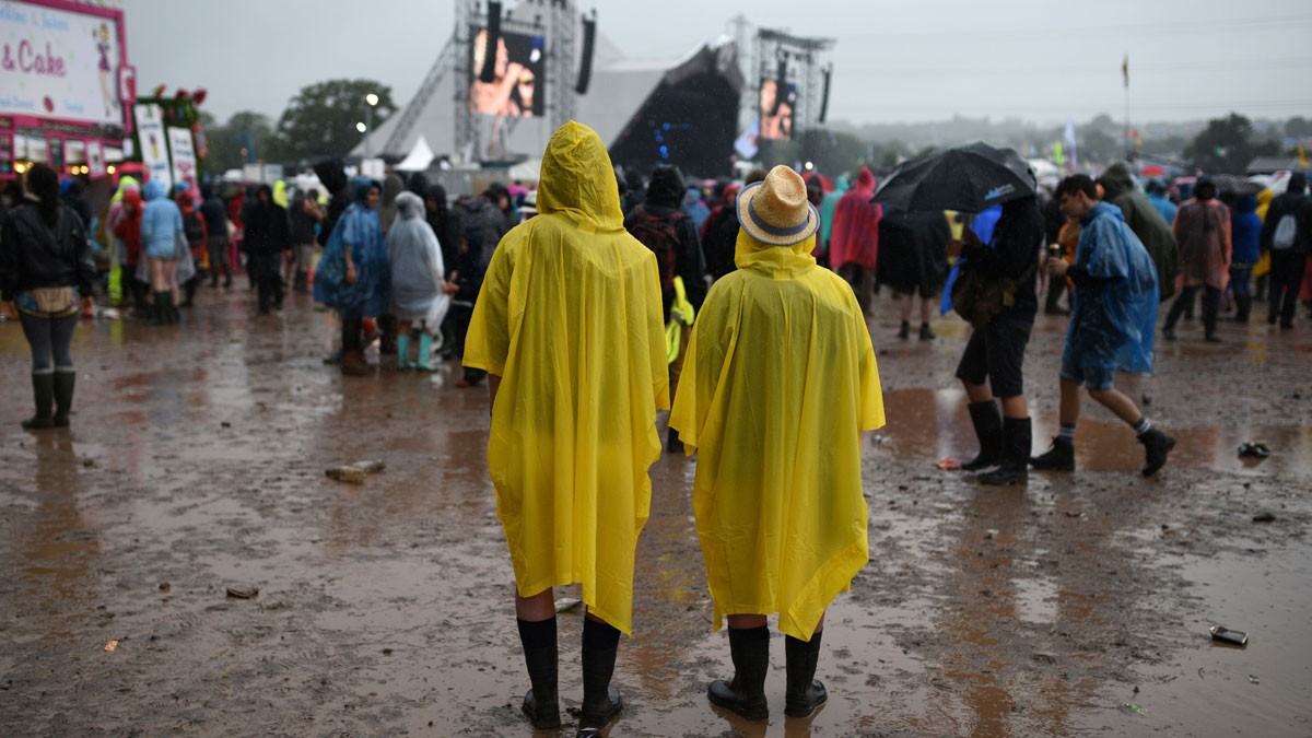 Dipenuhi Lumpur, Penonton Semprot Panitia Glastonbury