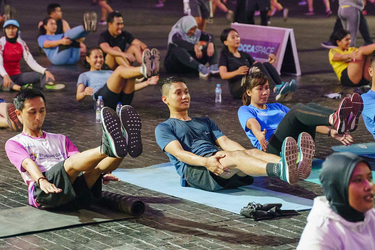 Tidak butuh peralatan khusus karena latihan otot akan mengandalkan beban tubuh sendiri.