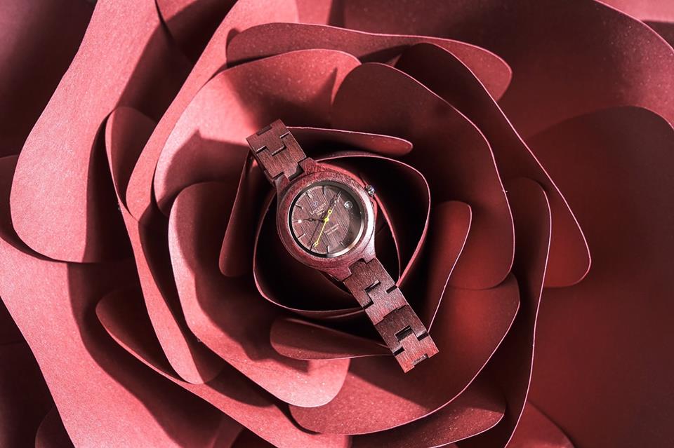 Tidak semua produk Lanccelot punya warna konvensional. Pemakainya juga bisa jadi &lsquo;Ratu&rsquo; dengan desain berkelas warna ungu marun ini