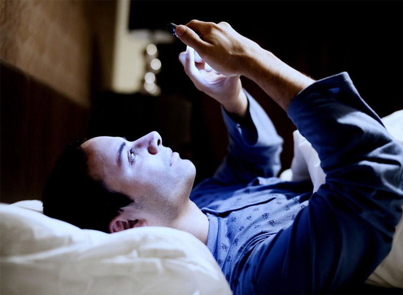 Main Smartphone Sebelum Tidur? Pakai Kacamata ini!