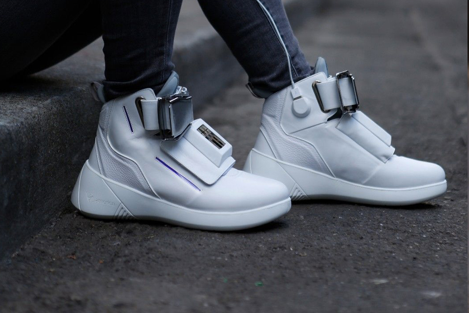 Sneakers dengan Wi-fi dan TV Mini Buatan Virgin America