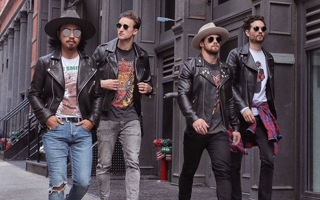 Dari tahun ke tahun gaya yang satu ini masih banyak diminati nih, bro. Fashion yang katanya nggak ada habisnya ternyata masih menjadikan dua style ini sebagai andalan. Apa yang bikin kedua gaya ini masih banyak diminati ya, bro? 