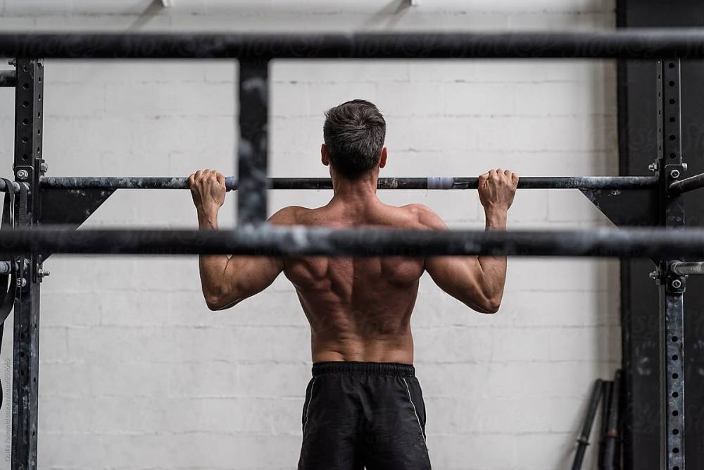 Bentuk Badan dengan Pull Up? Coba Latihan 3 Cara Ini Dulu, Bro!