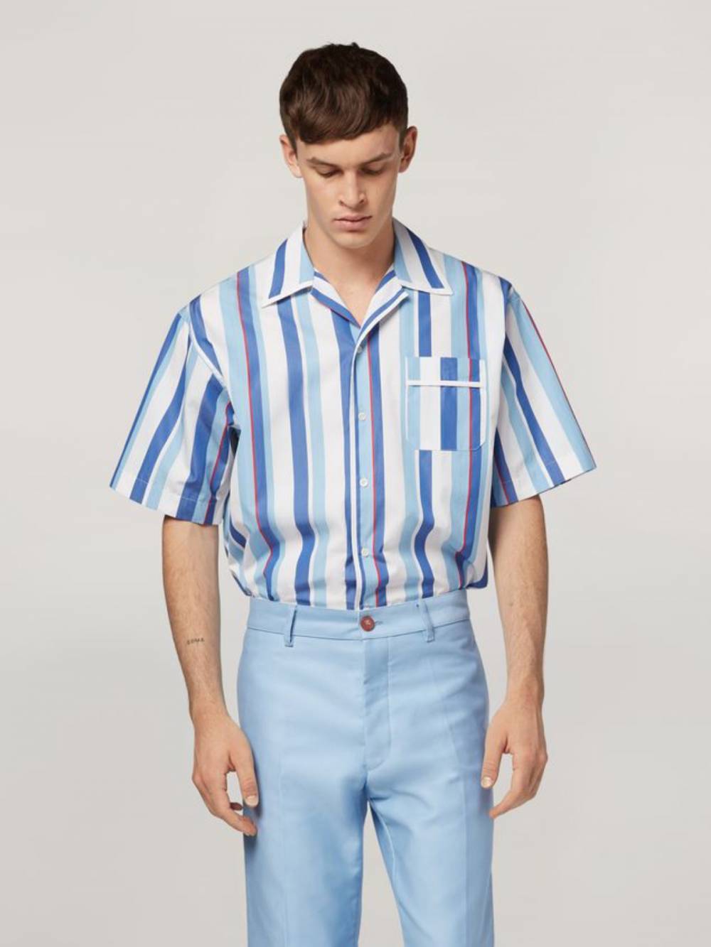 Kenali dengan 5 Jenis Kemeja Lengan Pendek dan Style-Guide nya Disini, Bro!